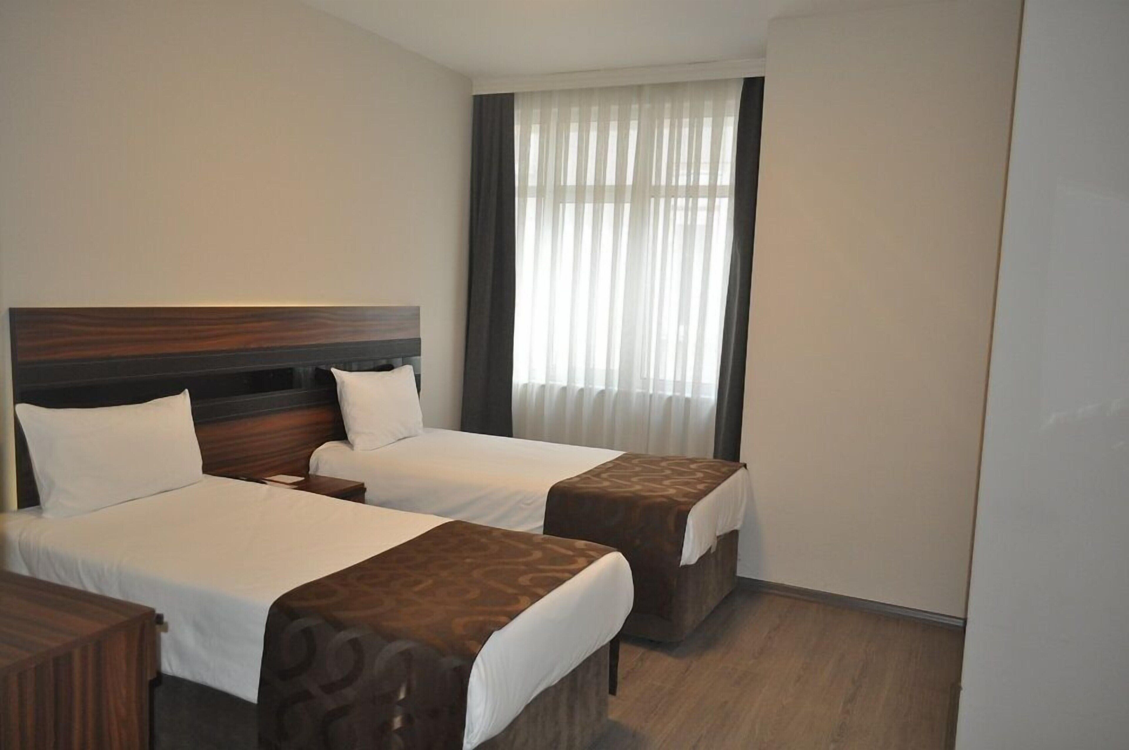 In-room safe, soundproofing, iron/ironing board, free WiFi