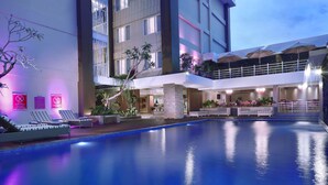 Una piscina al aire libre, sombrillas