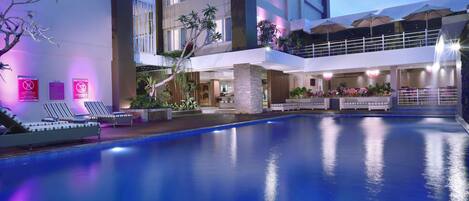 Piscina externa, guarda-sóis