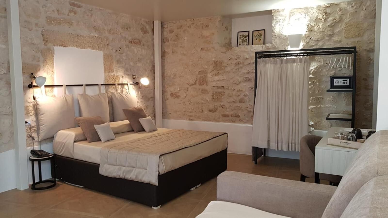 Ein Schlafzimmer mit einem Bett, einer Nachttischlampe und einem Spiegel.