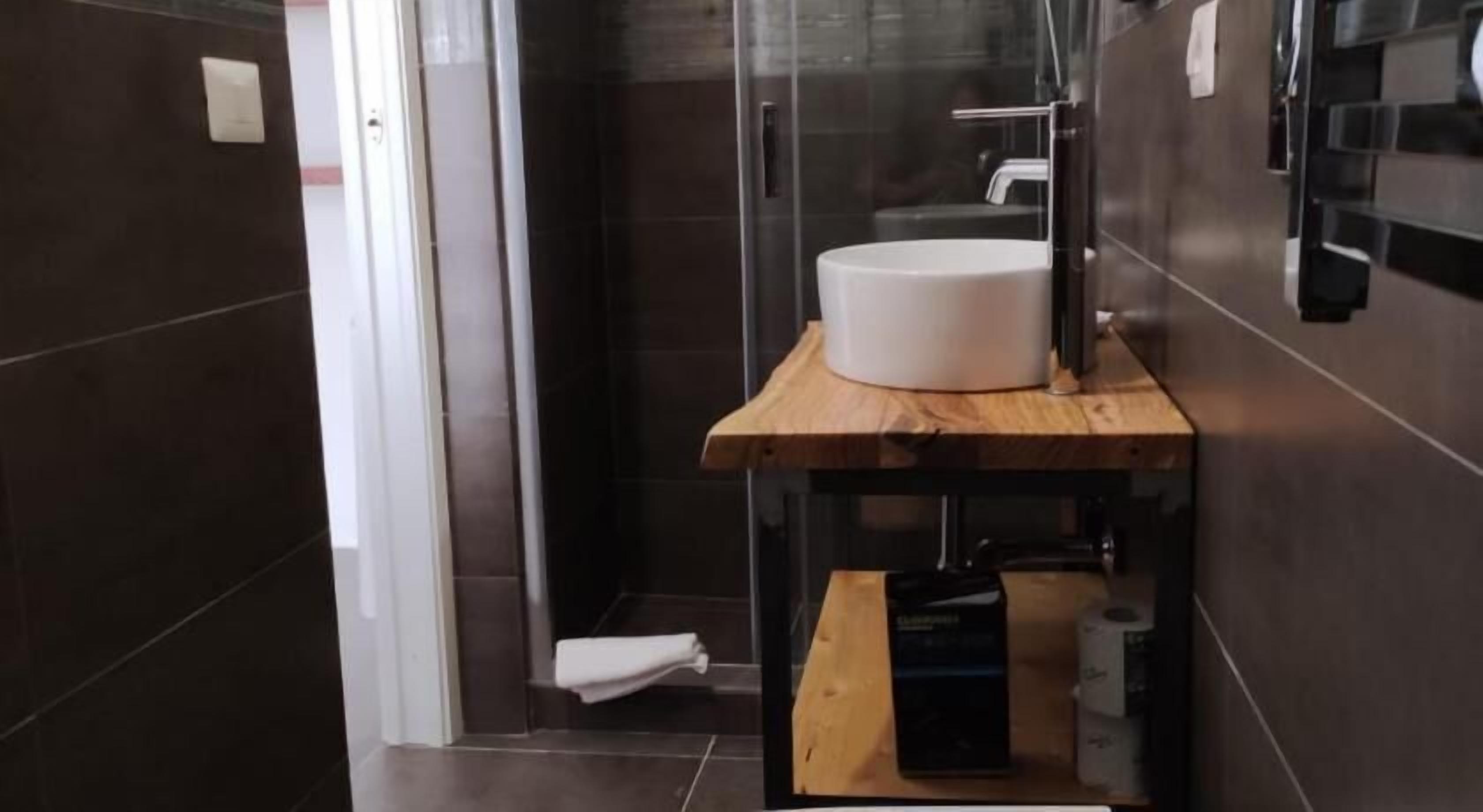Salle de bain | Douche, articles de toilette (gratuits), séchoir à cheveux, bidet