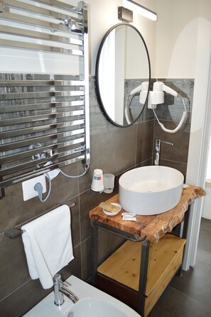 Quarto casal econômico | Banheiro | Chuveiro, produtos de toalete grátis, secador de cabelo, bidê