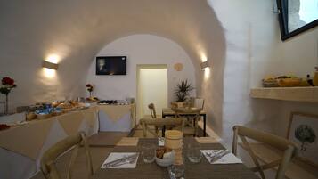 Frukostbuffé varje dag (EUR 8 per person)