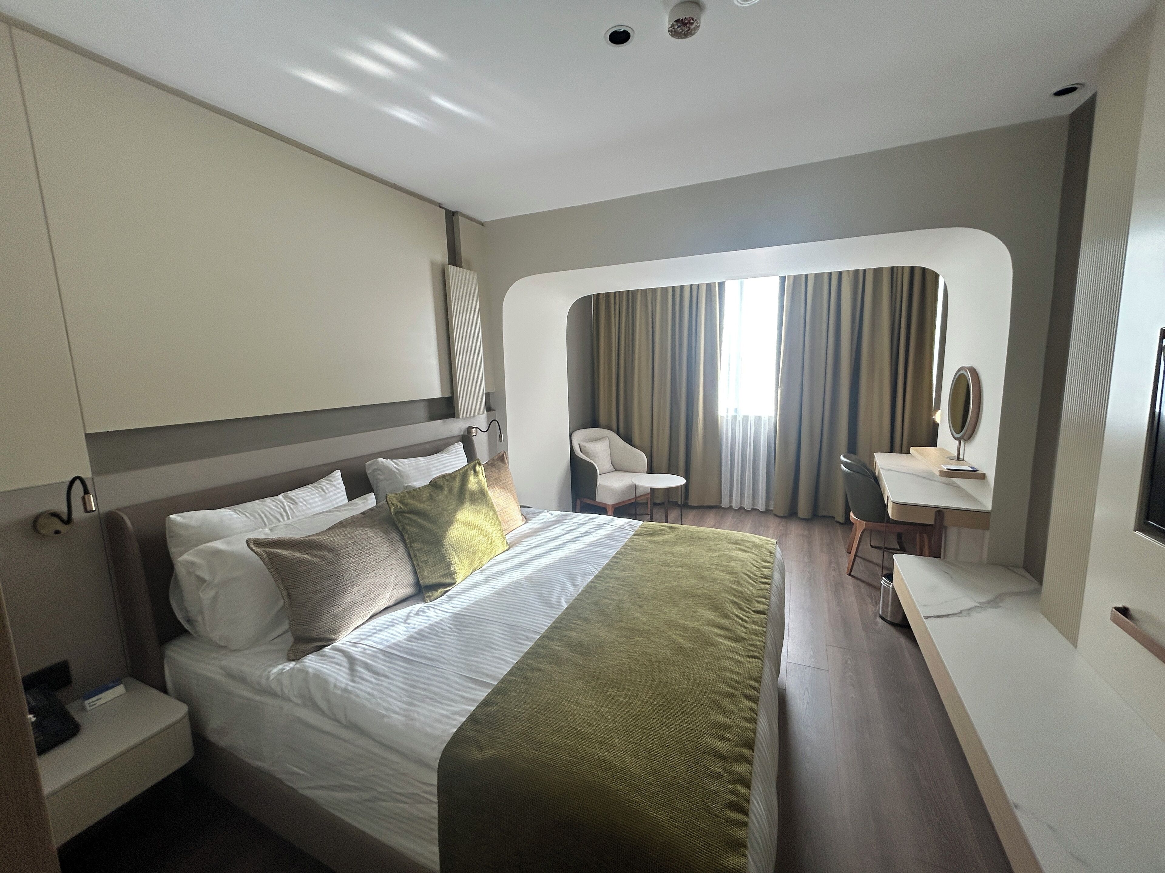 标准双人房 | 迷你吧、客房内保险箱、办公桌、隔音