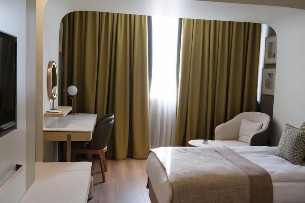 Minibar, caja de seguridad en la habitación y escritorio