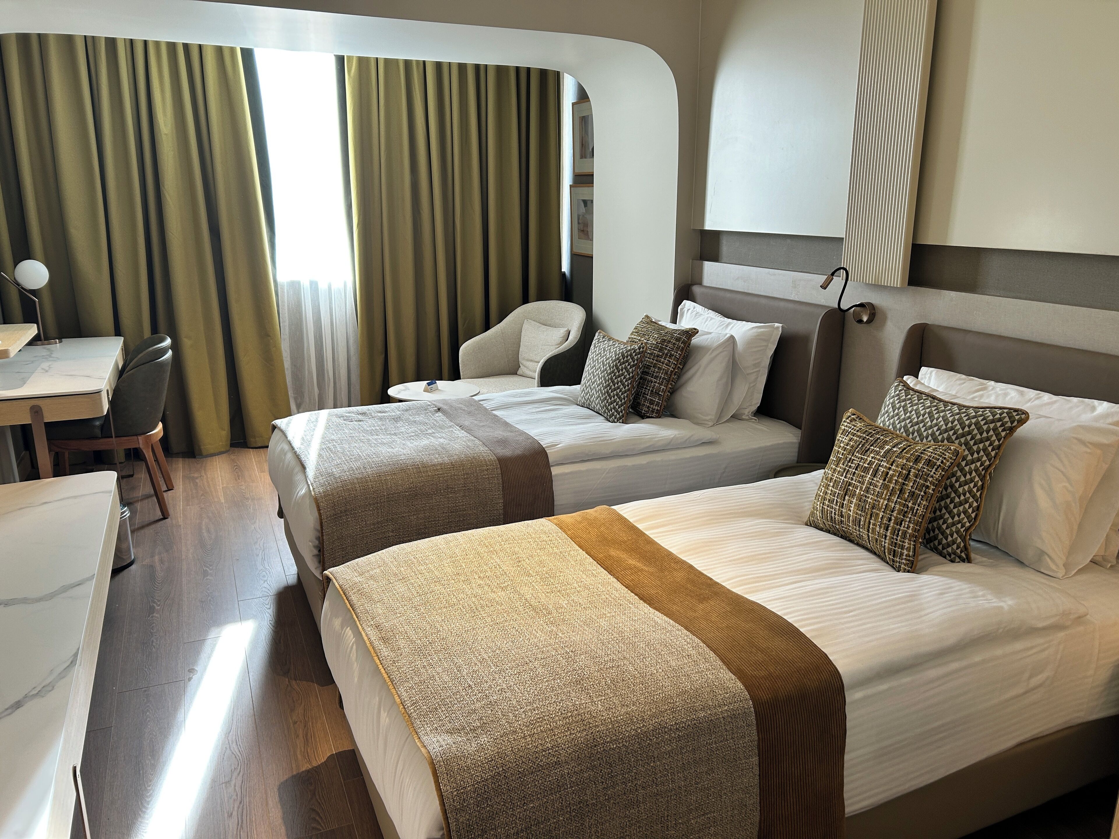 Minibar, pengeskab på værelset, skrivebord, lydisolering