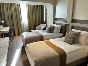 Minibar, brankas, meja kerja, dan kedap suara