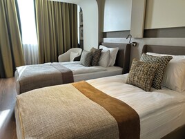 Standard Double Room | Minibar, in-room safe, desk, soundproofing