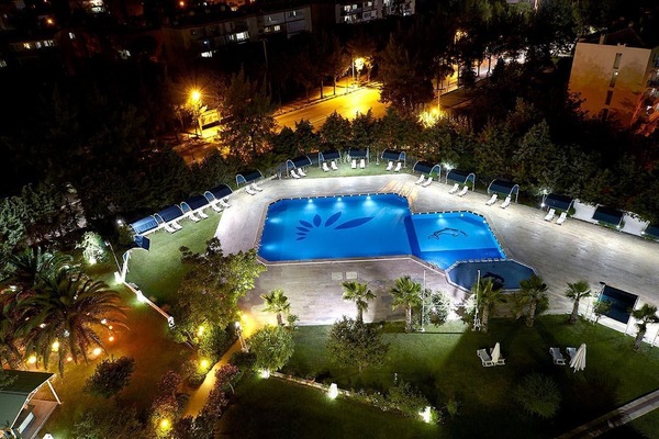 Alberca al aire libre y camastros