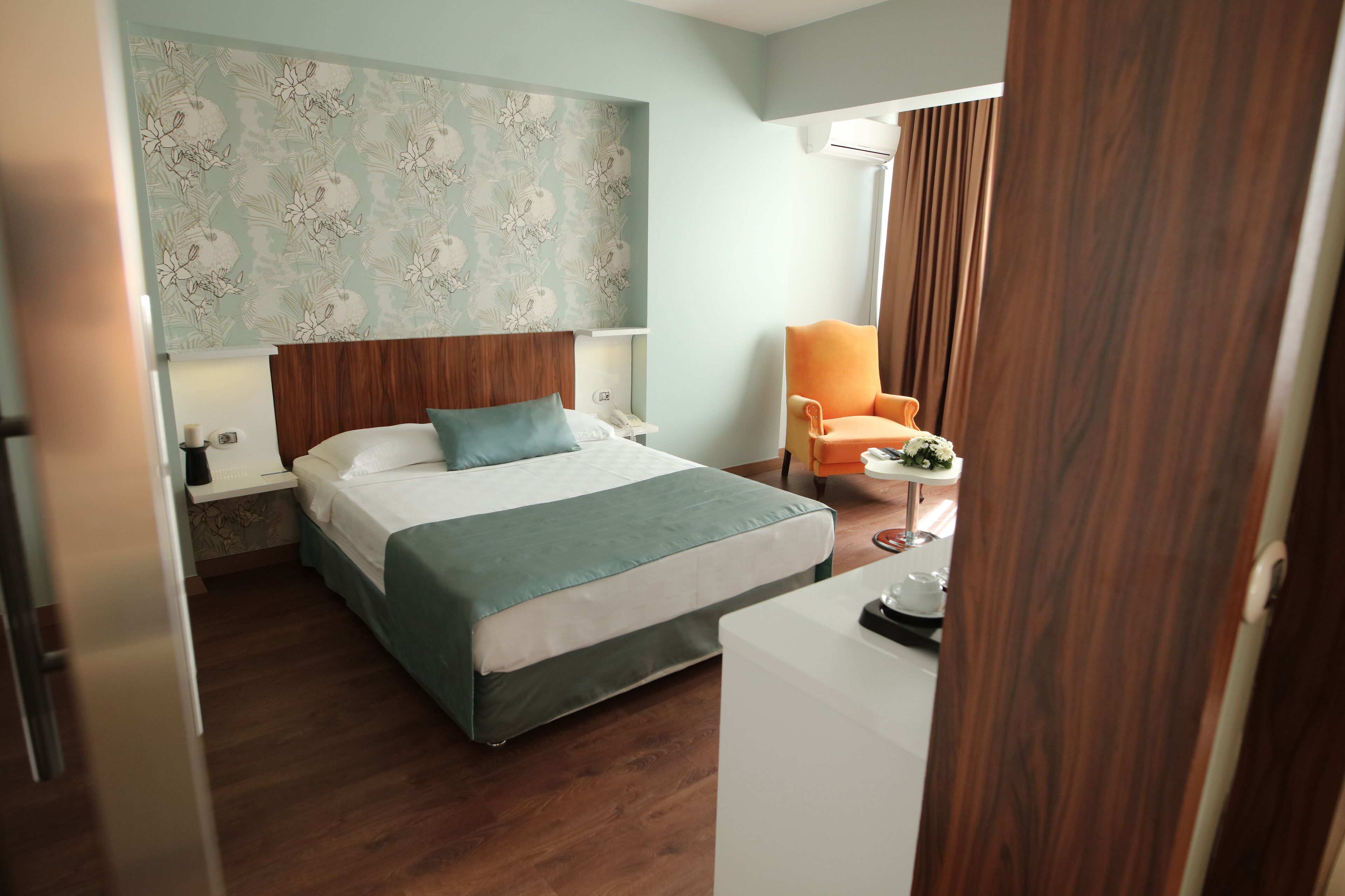 suite | minibar, in-room safe, desk, soundproofing