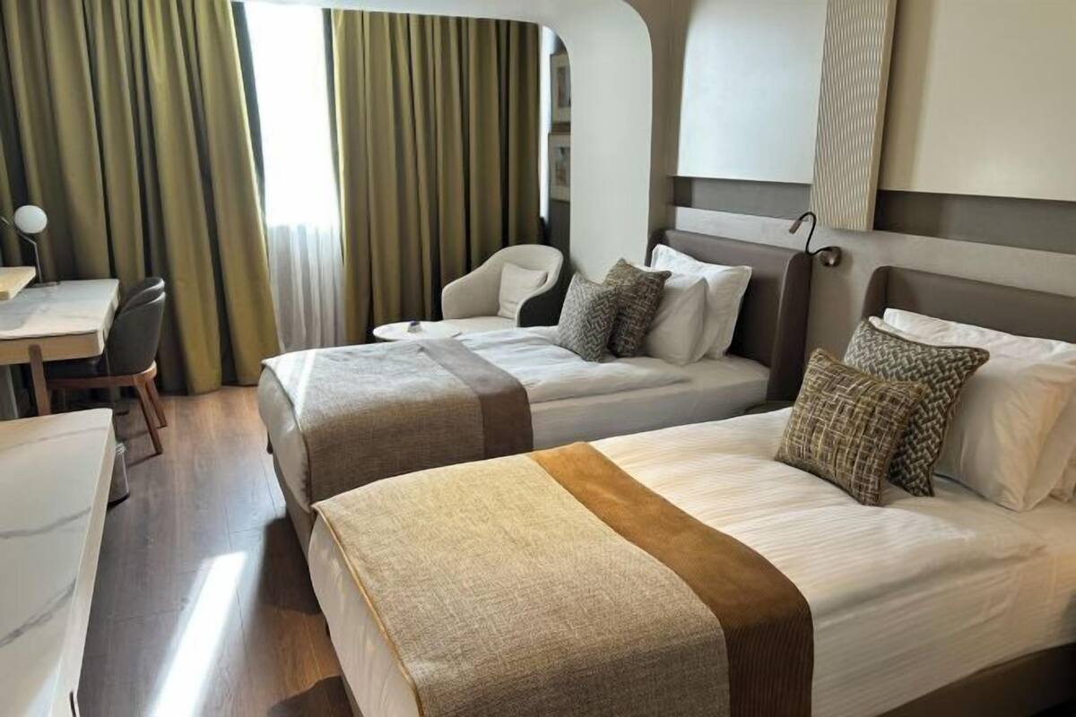 Minibar, safe på rommet, skrivebord og lydisolert