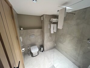 Perlengkapan mandi gratis, pengering rambut, jubah mandi, dan sandal