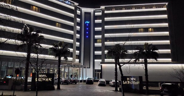 Bagian depan properti - sore/malam