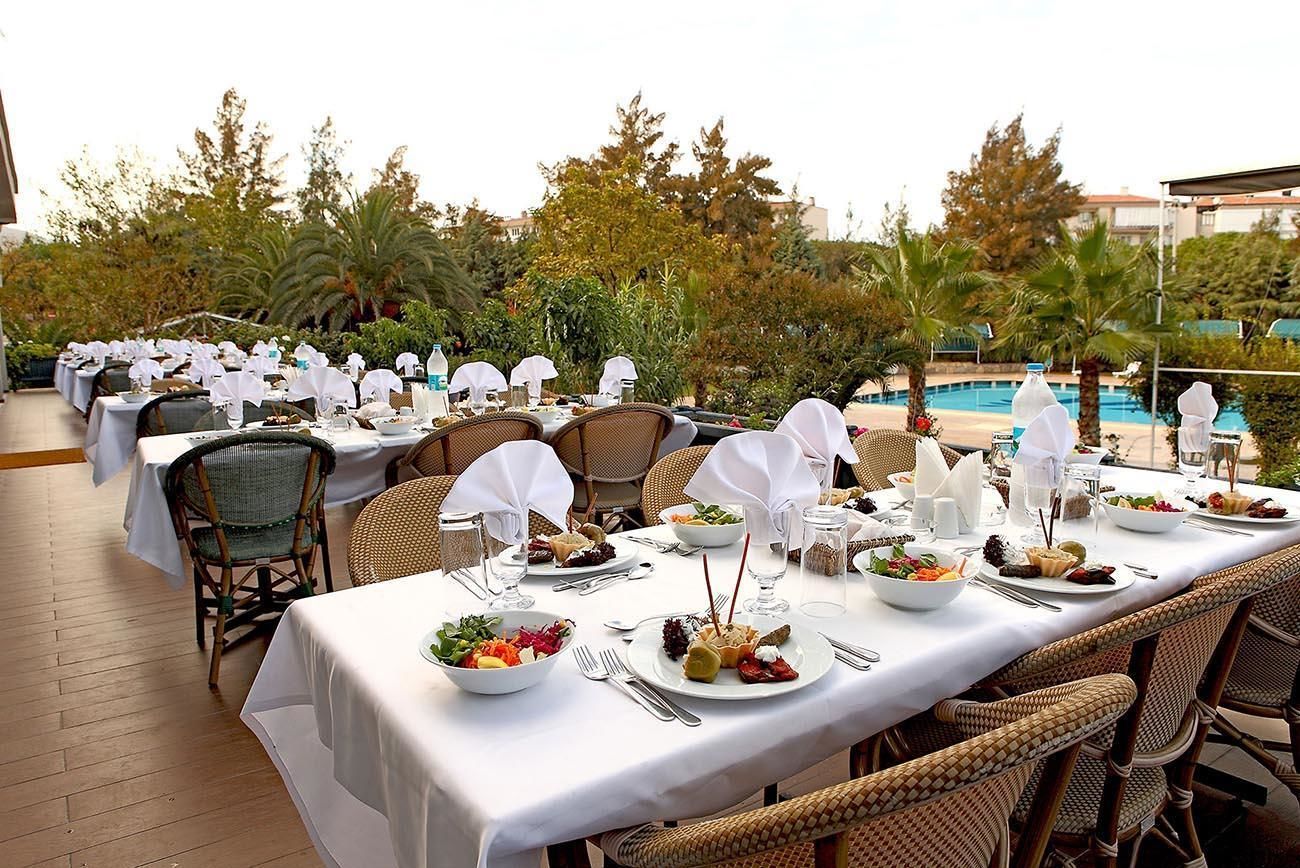 lunch and dinner served