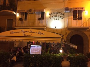 供應早餐、午餐和晚餐，義大利料理