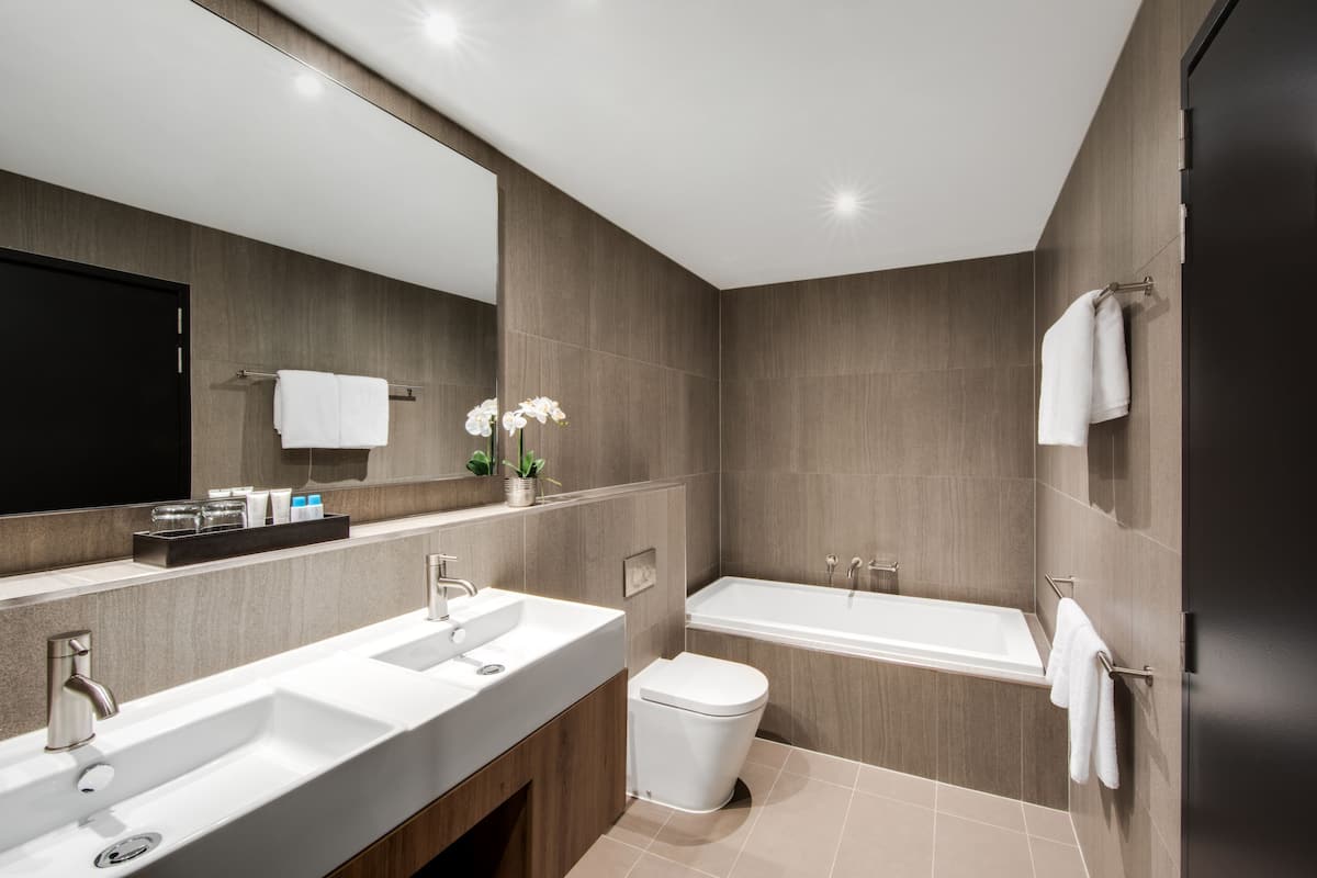 executive king suite | bathroom | free toiletries, hair dryer, towels