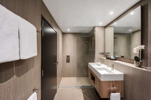 Gratis toiletartikelen, een haardroger, handdoeken