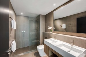 Suite Executive | Bagno | Set di cortesia gratuito, asciugacapelli, asciugamani