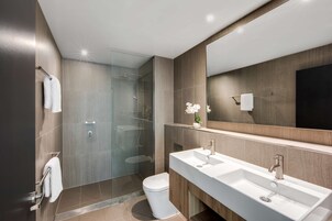 Executive King Suite | Bathroom | Free toiletries, hair dryer, towels