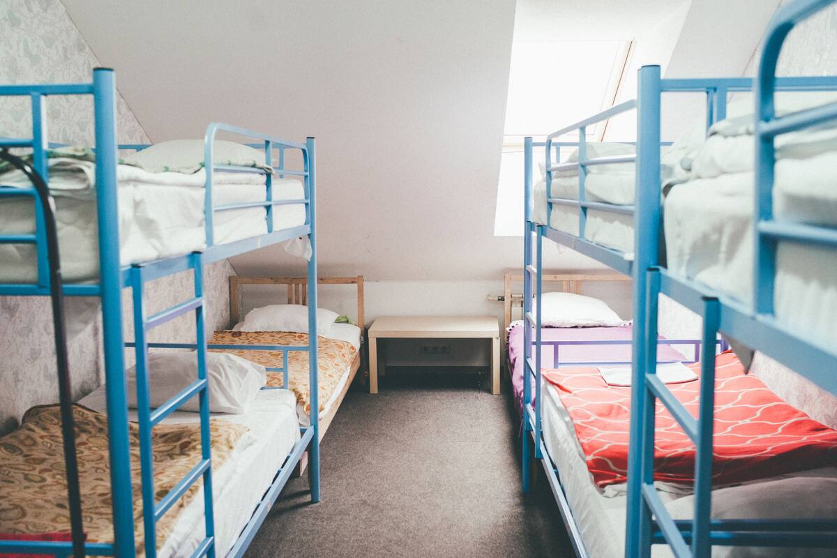 Slaapzaal, alleen voor mannen (8 beds) | Luxe beddengoed, een kluis op de kamer, een strijkplank/strijkijzer
