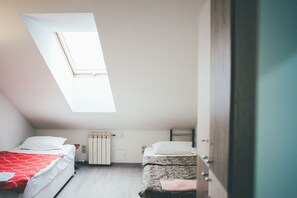 Premium-sengetøj, pengeskab på værelset, strygejern/strygebræt