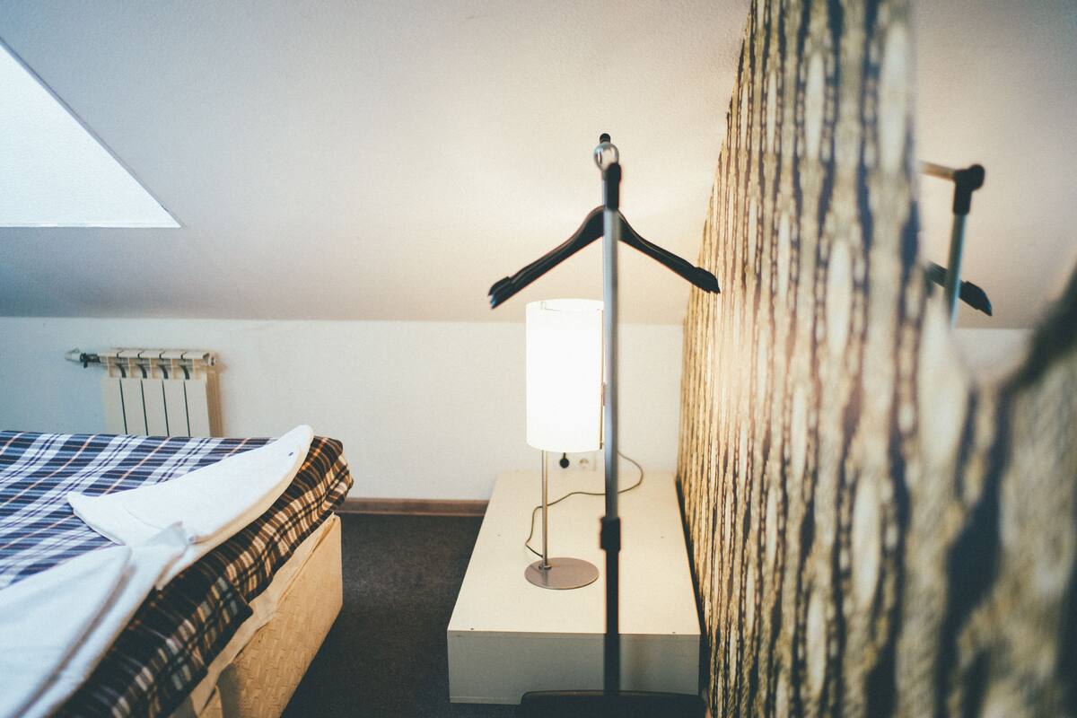 Standaard tweepersoonskamer, privébadkamer | Luxe beddengoed, een kluis op de kamer, een strijkplank/strijkijzer