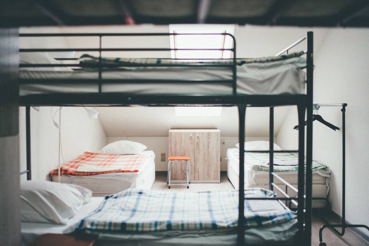 Slaapzaal, alleen voor mannen (6 beds) | Luxe beddengoed, een kluis op de kamer, een strijkplank/strijkijzer