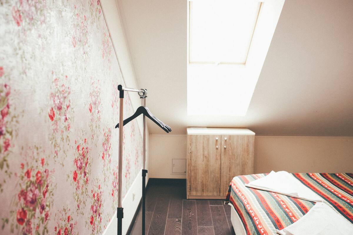 Standaard tweepersoonskamer, gemeenschappelijke badkamer | Luxe beddengoed, een kluis op de kamer, een strijkplank/strijkijzer