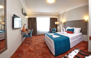 Habitació doble | Minibar, caixa forta a l'habitació i escriptori 
