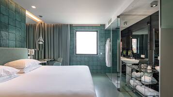 Superior-Doppelzimmer | Badezimmer | Dusche, kostenlose Toilettenartikel, Haartrockner, Bademäntel