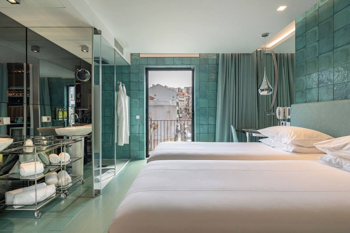 Ropa de cama hipoalergénica, minibar, caja fuerte y escritorio