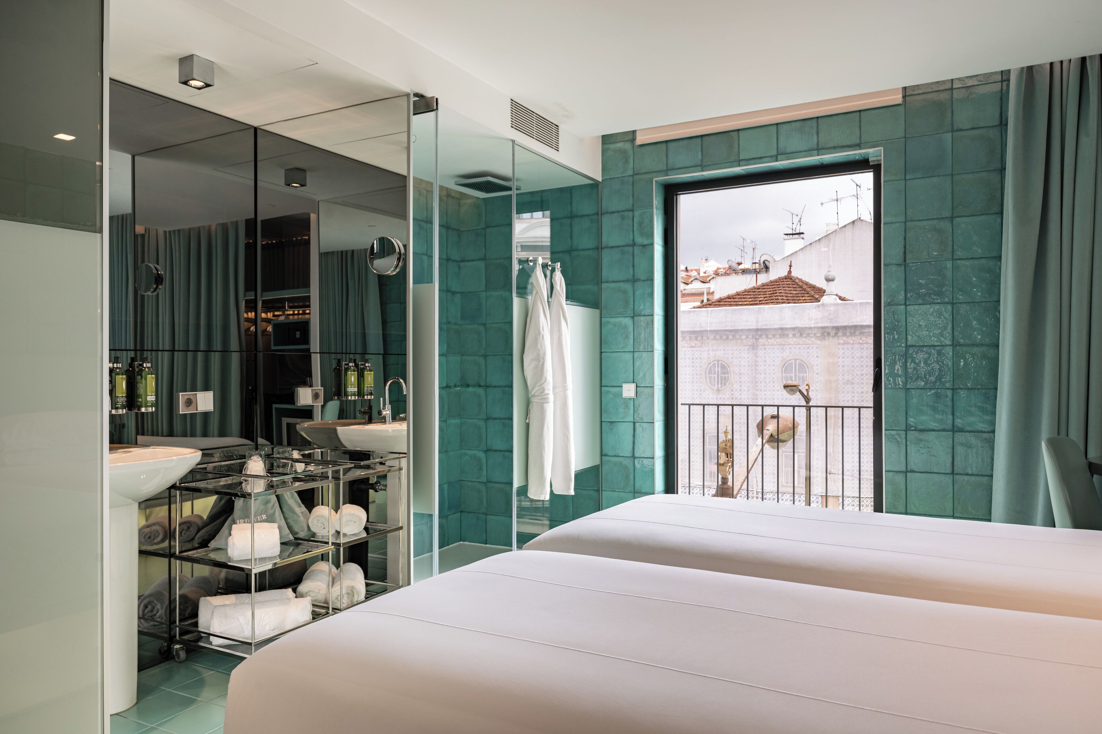 Superior-Zweibettzimmer | Badezimmer | Dusche, kostenlose Toilettenartikel, Haartrockner, Bademäntel