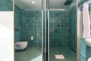 Deluxe tweepersoonskamer | Badkamer | Een douche, gratis toiletartikelen, een haardroger, badjassen