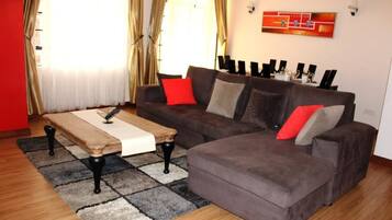 Appartement, 2 chambres | Salle de séjour | Téléviseur à écran plat de 42 po avec télévision par câble, téléviseur