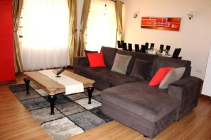 Appartamento, 2 camere da letto | Soggiorno | TV a schermo piatto 42 pollici con canali via cavo, TV, lettore DVD