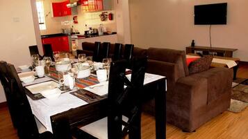 Appartement, 2 chambres | Salle de séjour | Téléviseur à écran plat de 42 po avec télévision par câble, téléviseur