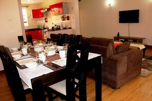 Appartamento, 2 camere da letto | Soggiorno | TV a schermo piatto 42 pollici con canali via cavo, TV, lettore DVD