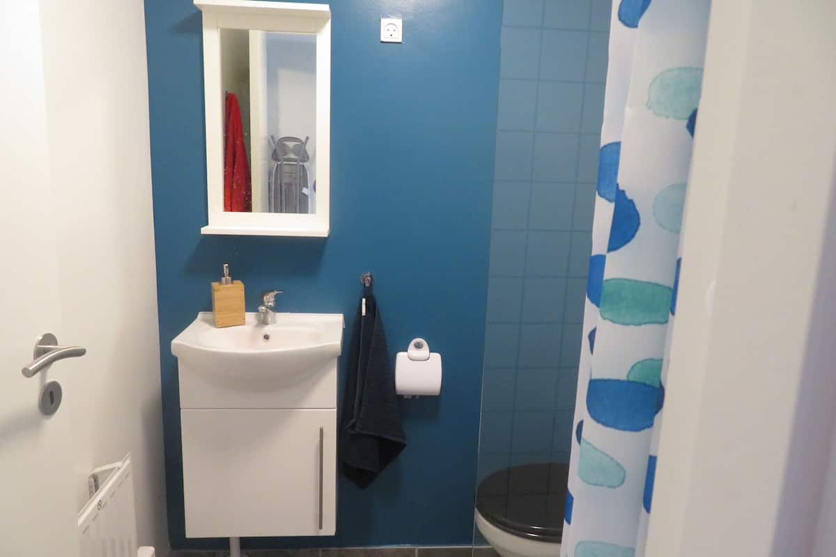 Dusch, gratis toalettartiklar, tofflor och handdukar