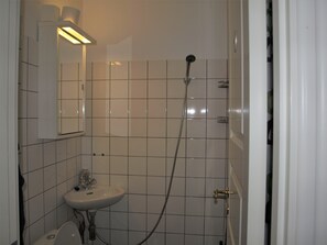 Shower, free toiletries, slippers, towels - AD Apartment (Koge)