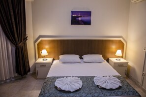 Standard-Doppelzimmer | Minibar, Zimmersafe, Schreibtisch, schallisolierte Zimmer