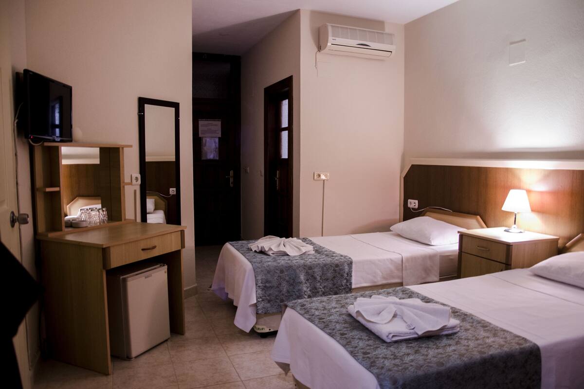 ميني بار وخزنة داخل الغرفة ومكتب وتجهيزات عازلة للصوت