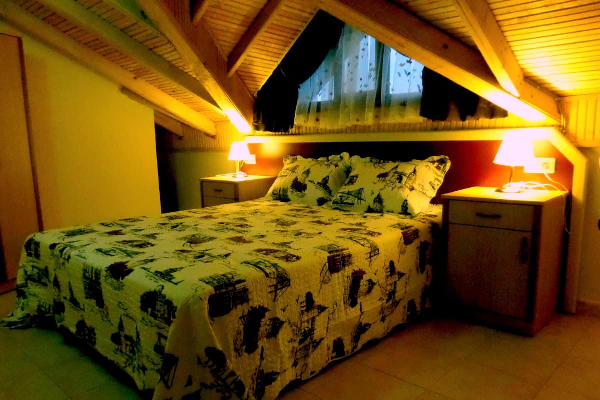 Family Room | Minibar, in-room safe, desk, soundproofing