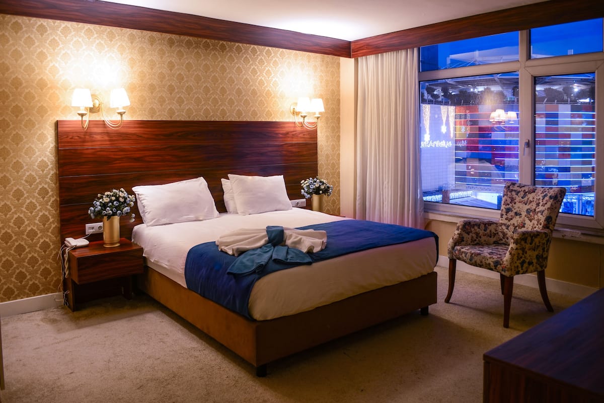 Een minibar, een bureau, verduisterende gordijnen, gratis wifi