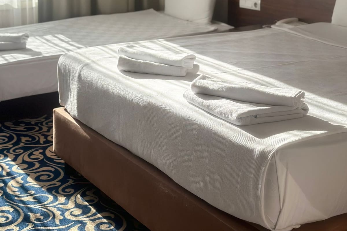 Comfort driepersoonskamer | Een minibar, een bureau, verduisterende gordijnen, gratis wifi