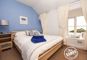 Bộ đồ giường cao cấp, bàn ủi/dụng cụ ủi quần áo 