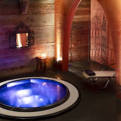 Bồn tắm spa trong nhà