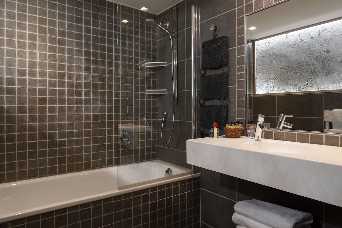 quadruple room | bathroom | free toiletries, hair dryer, bathrobes, towels