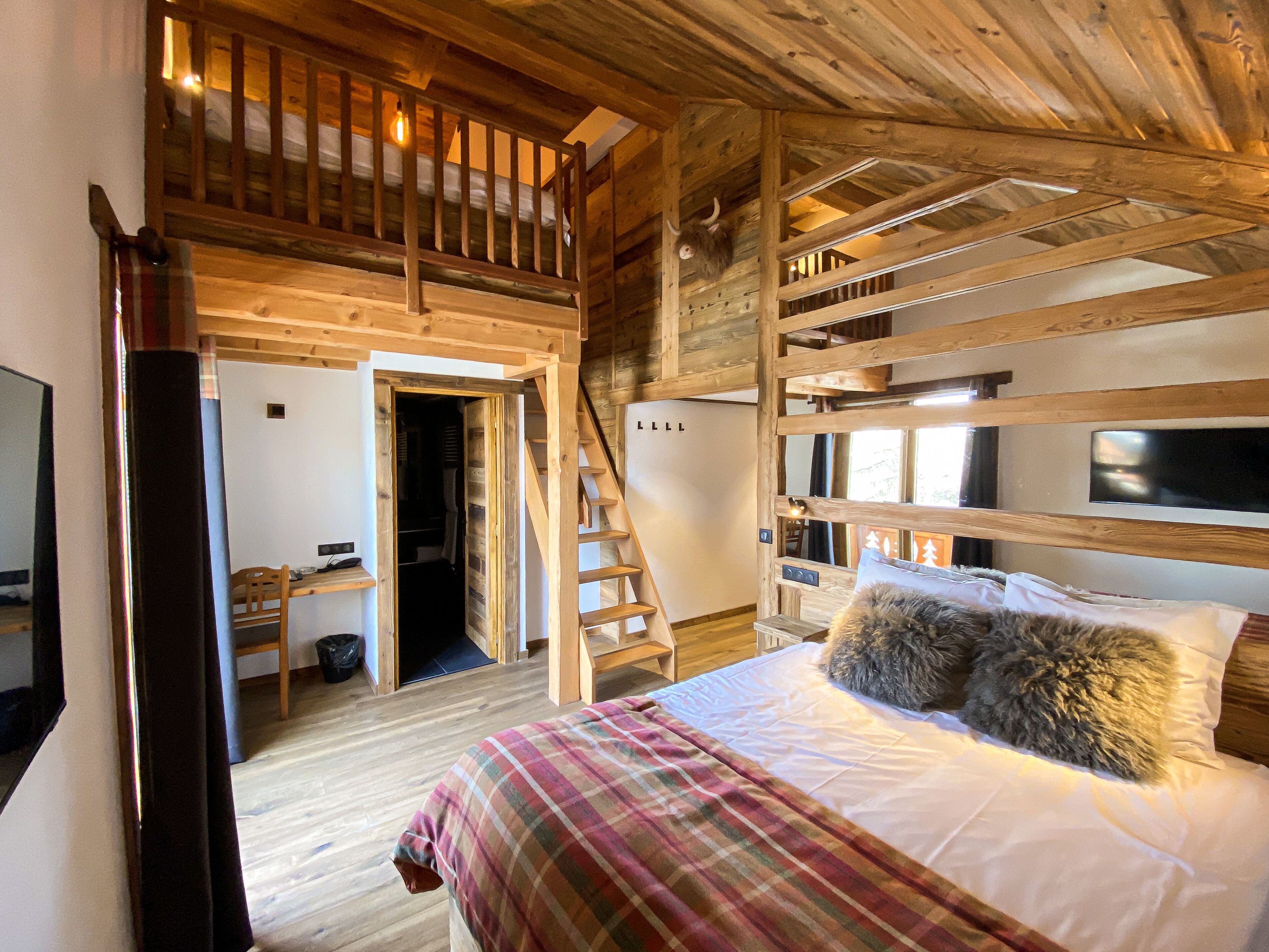 quadruple room | in-room safe, individually decorated, individually furnished, desk