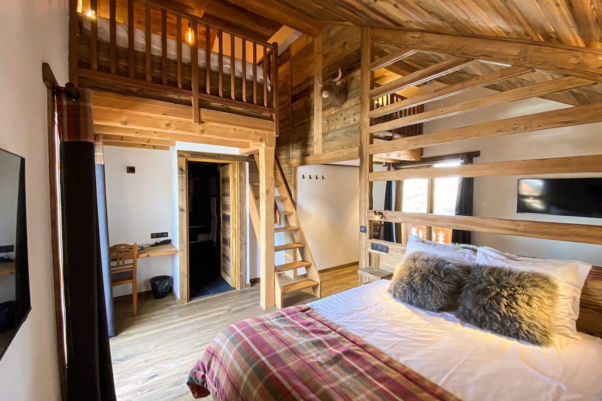 quadruple room | in-room safe, individually decorated, individually furnished, desk