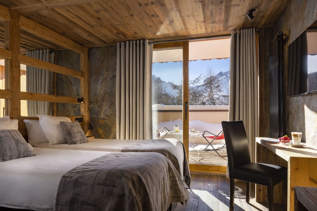 superior double or twin room, balcony | in-room safe, individually decorated, individually furnished, desk